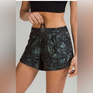 Lululemon Hotty Hot Low-Rise Lined Short 4"
Logo Flourish Black Iridescent